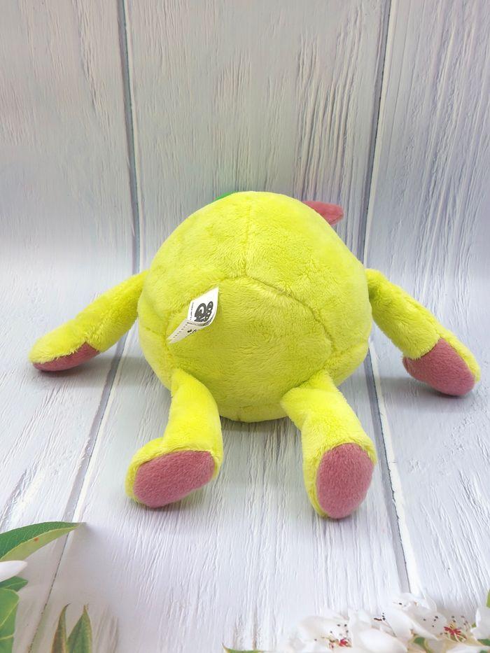 Peluche doudou fruit poire vert jaune mauve GOODNESS GANG TCC global 22 cm assis - photo numéro 3