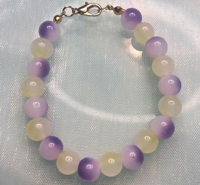 Bracelet avec perles en verre 8mm – Violet et Jaune - photo numéro 1