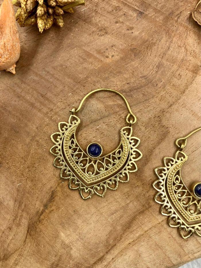 Boucles d’oreilles créoles en laiton Indien avec pierres de Lapis Lazuli - photo numéro 3