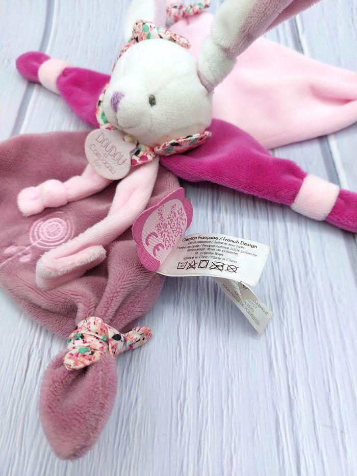 Doudou et Compagnie plat Cerise le lapin rose mauve DC2701 fleurs - photo numéro 3