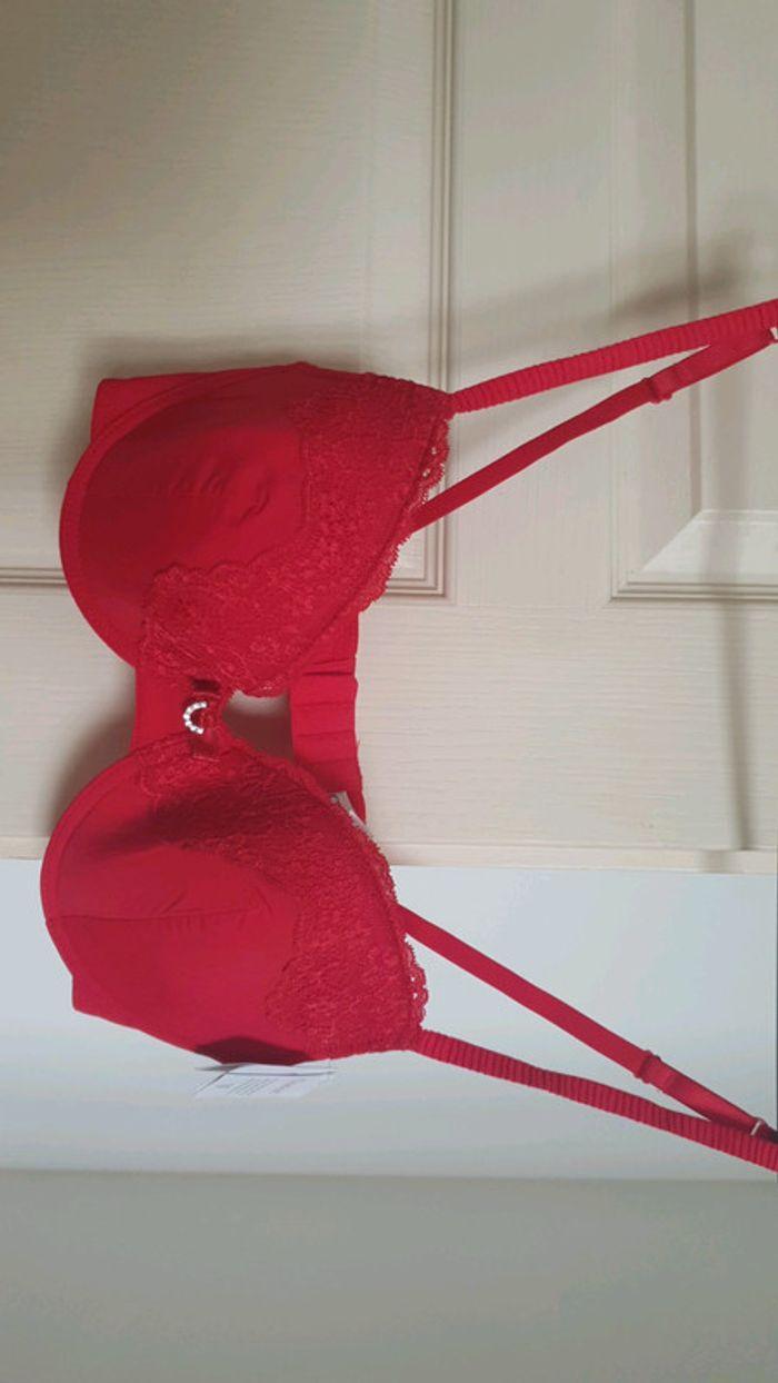 Soutien gorge rouge avec bijou - photo numéro 2