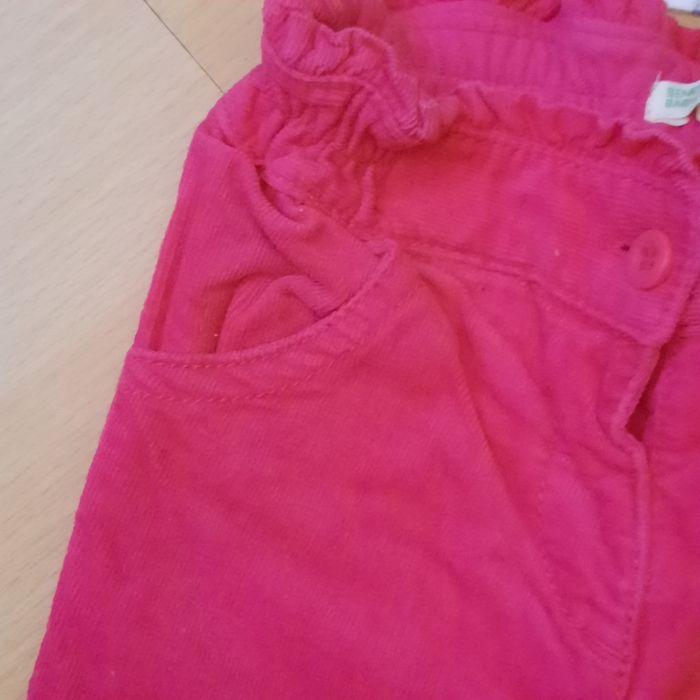 Joli petit pantalon rose fuchsia de la marque benneton petit défaut sur l'étiquette mise en photo plus t-shirt d'une autre marque - photo numéro 4