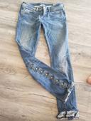 Véritable jeans Diesel avec boutons à l'arrière