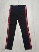 Pantalon noir avec rayures rouge et blanche sur le côté