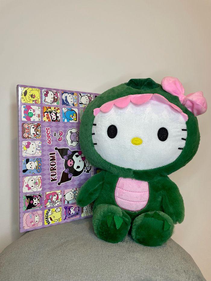 Peluche Sanrio Hello Kitty dinosaure + Calendrier de l’Avent de noël Sanrio - photo numéro 1