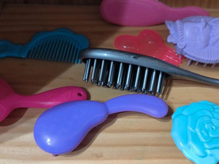 Poupée barbie et autre peigne brosse - photo numéro 6