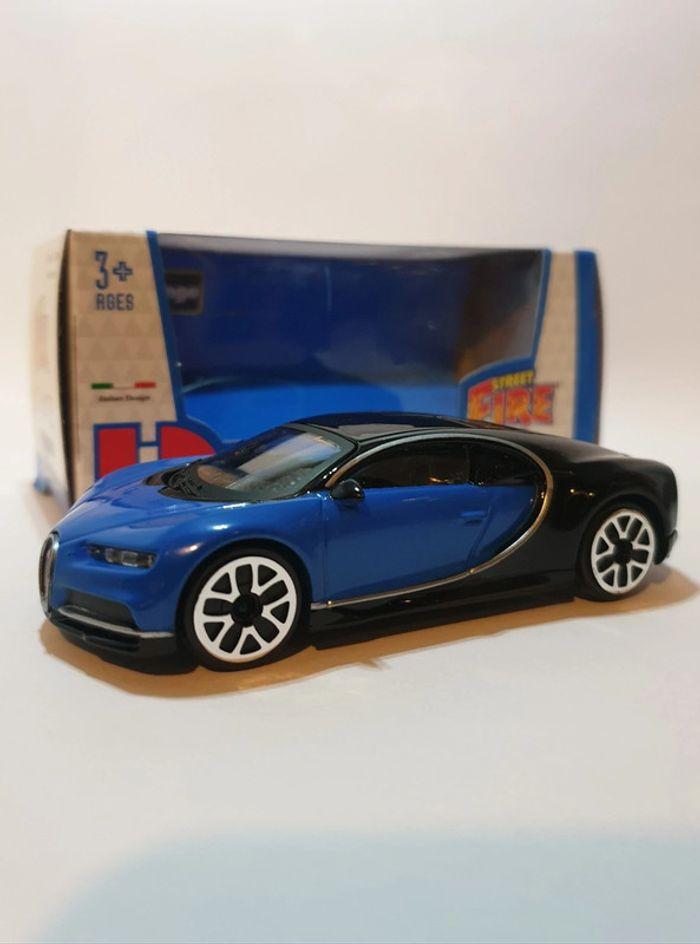 Bugatti Chiron Bleu/Noir 1/43 Burago Street Fire - photo numéro 1