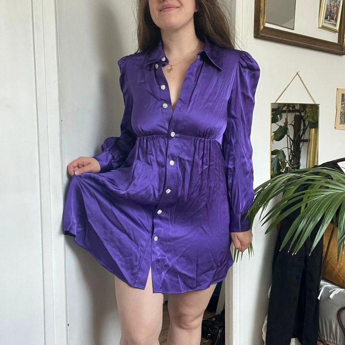 Robe Zara taille M en satin violet et boutons strass bijoux - photo numéro 1