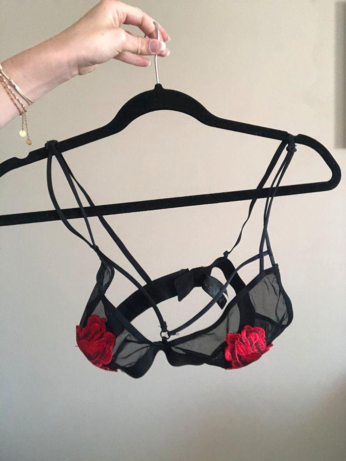 Soutien gorge noir et rouge - photo numéro 2