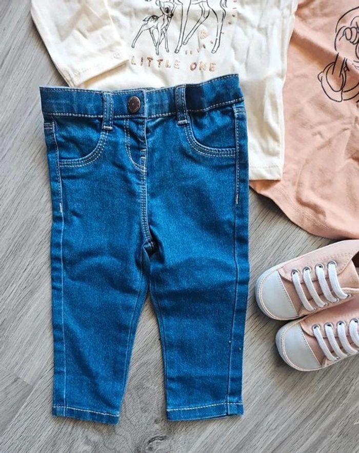 Lot jeans, pulls fins, chaussures - Disney baby/Kiabi - Taille 9 mois - photo numéro 2