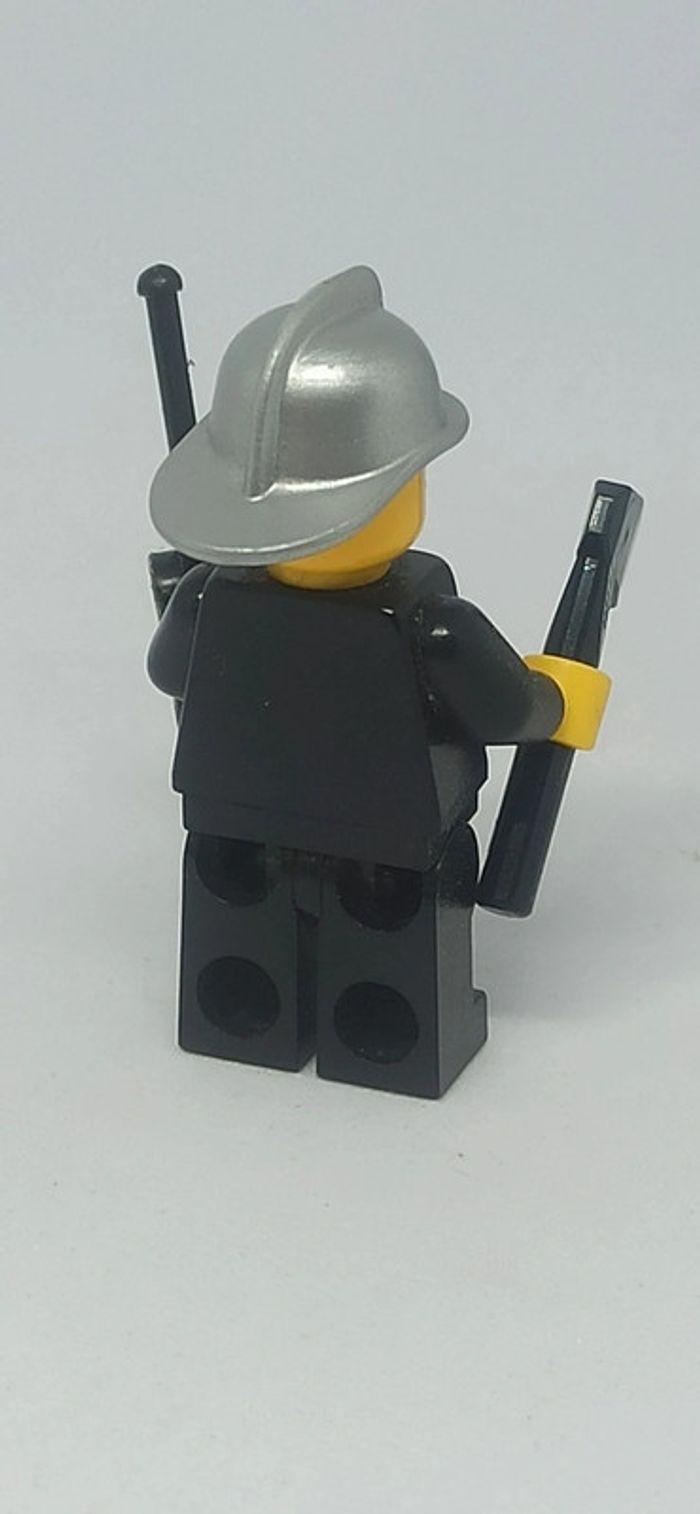 Homme pompier avec casque gris et équipements lego - photo numéro 3