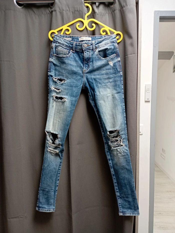 Jean troué Bershka taille 36 - photo numéro 1