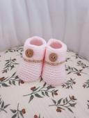 Chaussons maille rose boutons bois 0/1 mois