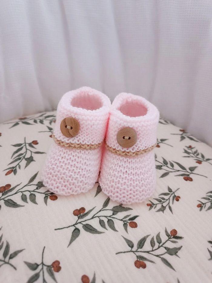 Chaussons maille rose boutons bois 0/1 mois - photo numéro 1