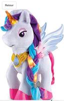 Mila, ma licorne maquillage magique – 4 ans et + Mila est un licorne parlante et interactive à personnaliser en changeant ses couleurs grâce au pinceau magique. Elle chante, bouge la tête et interagit avec la petite fille. Quand on appuie sur son collier 