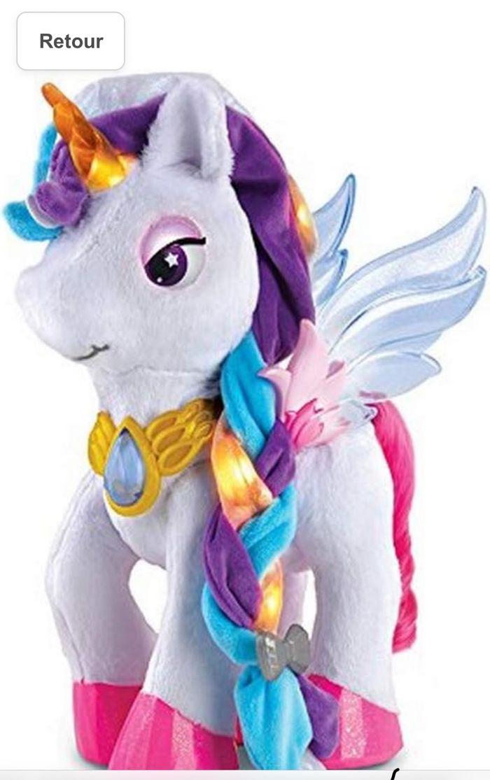 Mila, ma licorne maquillage magique – 4 ans et + Mila est un licorne parlante et interactive à personnaliser en changeant ses couleurs grâce au pinceau magique. Elle chante, bouge la tête et interagit avec la petite fille. Quand on appuie sur son collier 