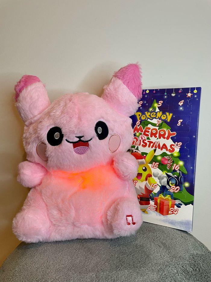 🚨🎅 OFFRE SPÉCIAL NOËL 🚨🎁🎅✨  Peluche lumineuse respirante Pokémon Pikachu + calendrier de l’Avent de Noël Pokémon - photo numéro 1