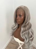 Perruque blonde 2 tons grise et brune lace front raie sur le côté