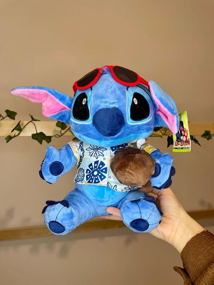 Peluche Disney Stitch en tenue de vacances - photo numéro 6