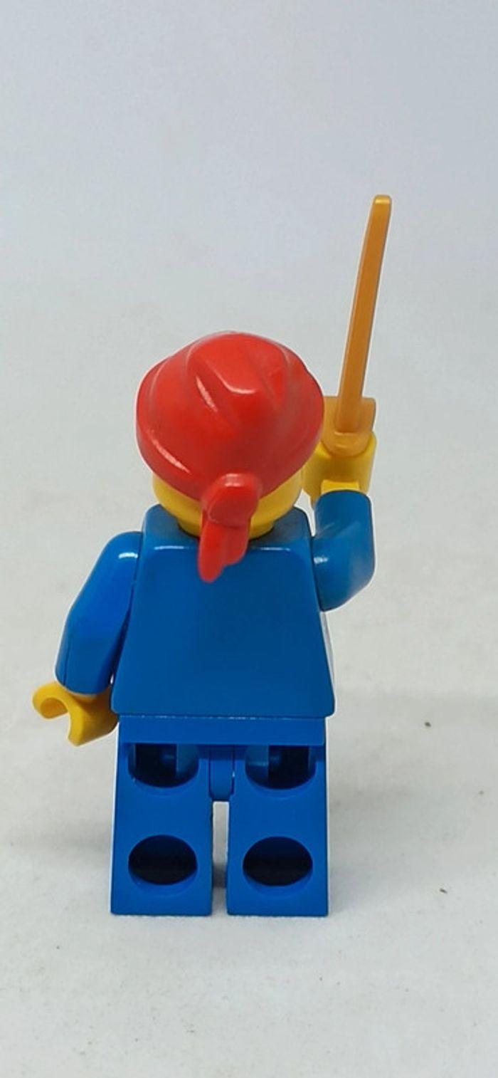 Figurine homme pirate avec foulard rouge et arme dorée lego - photo numéro 3