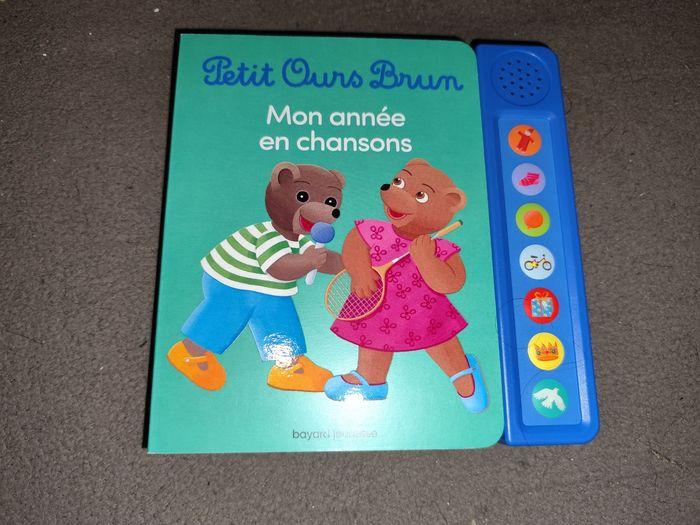 Petit ours brun mon année en chansons . Livre sonore - photo numéro 1