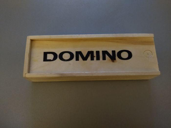 Dominos dans boite en bois - photo numéro 1