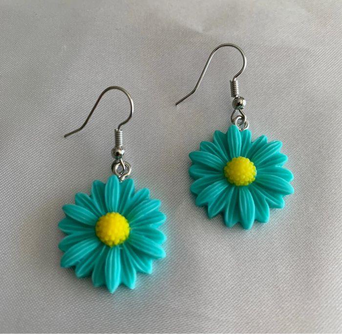 Boucles d’oreilles pendantes fleur marguerite bleue turquoise en résine - photo numéro 2