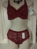 Ensemble de lingerie neuf avec armatures sans rembourrage , bordeaux. Taille 95c et L pour le bas