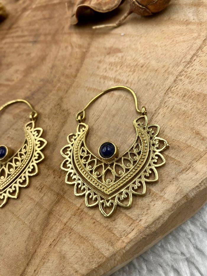 Boucles d’oreilles créoles en laiton Indien avec pierres de Lapis Lazuli - photo numéro 2