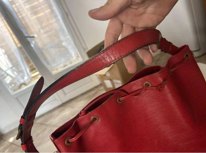 Sac rouge Louis Vuitton et porte feuille - photo numéro 6