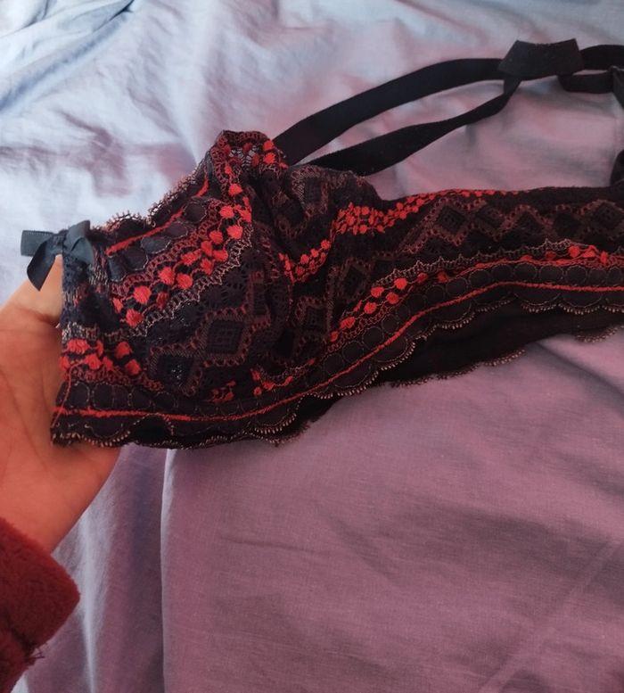 Soutien gorge noir et rouge à armatures 100 D - photo numéro 2