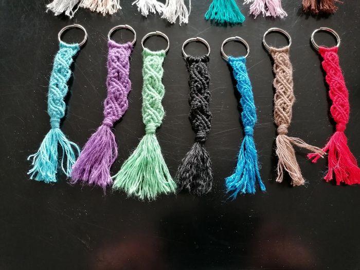 Cadeau porte-clés macramé de différentes couleurs - photo numéro 2