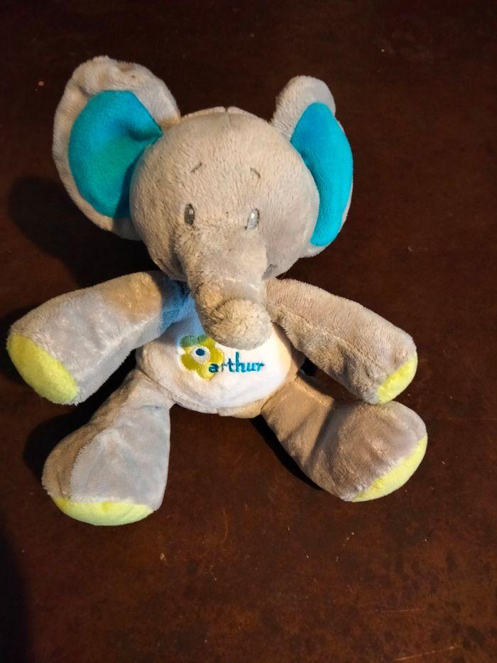 Éléphant en peluche