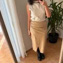 Jupe midi Zara en simili cuir beige, taille L.