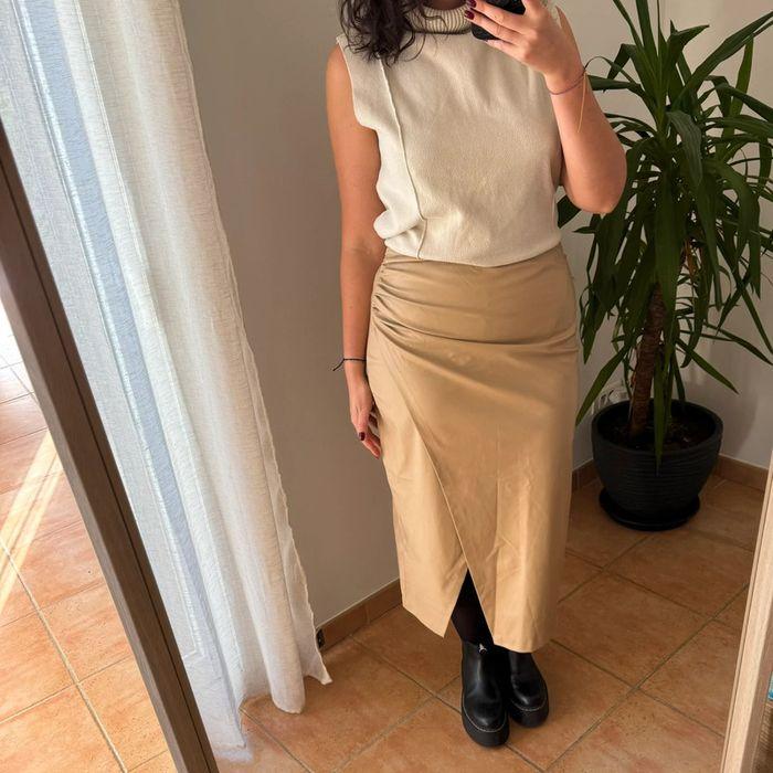 Jupe midi Zara en simili cuir beige, taille L. - photo numéro 1