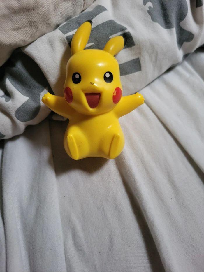 Figurine pikachu - photo numéro 1