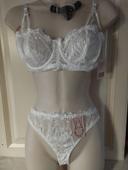 Ensemble de lingerie neuf ivoire 95C et L pour le tanga. Avec armatures sans rembourrage