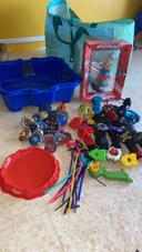 Grand lot de toupies Beyblade en métal+ lanceur + accessoires +1 coffret Neuf 2 arènes