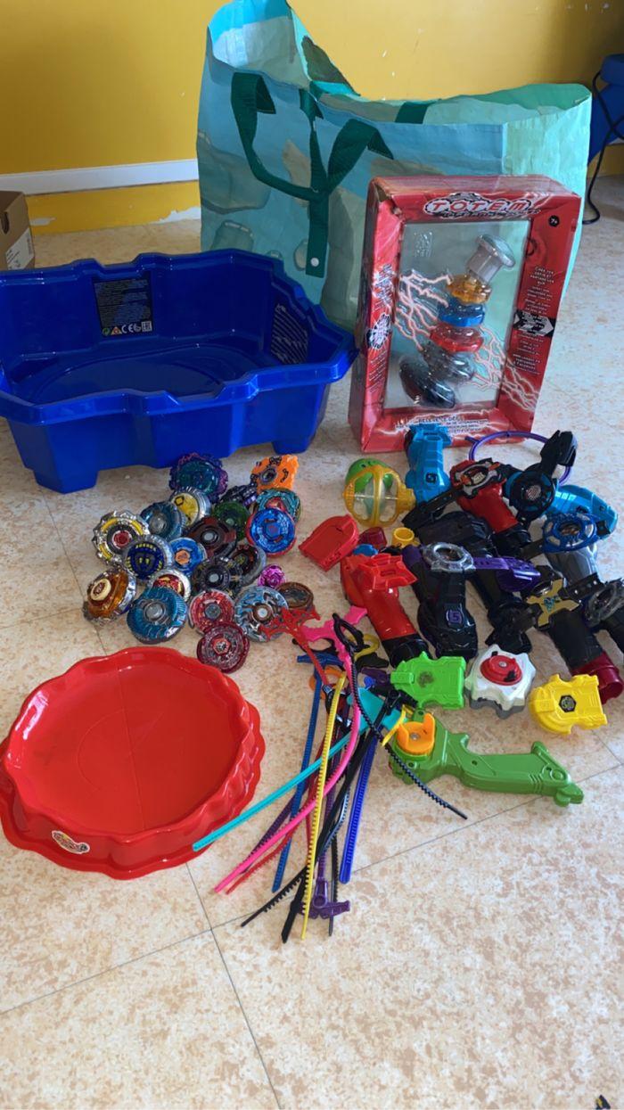 Grand lot de toupies Beyblade en métal+ lanceur + accessoires +1 coffret Neuf 2 arènes - photo numéro 1