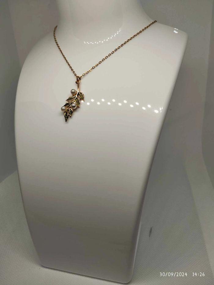 Collier élégant avec pendentif feuille et perles - photo numéro 1