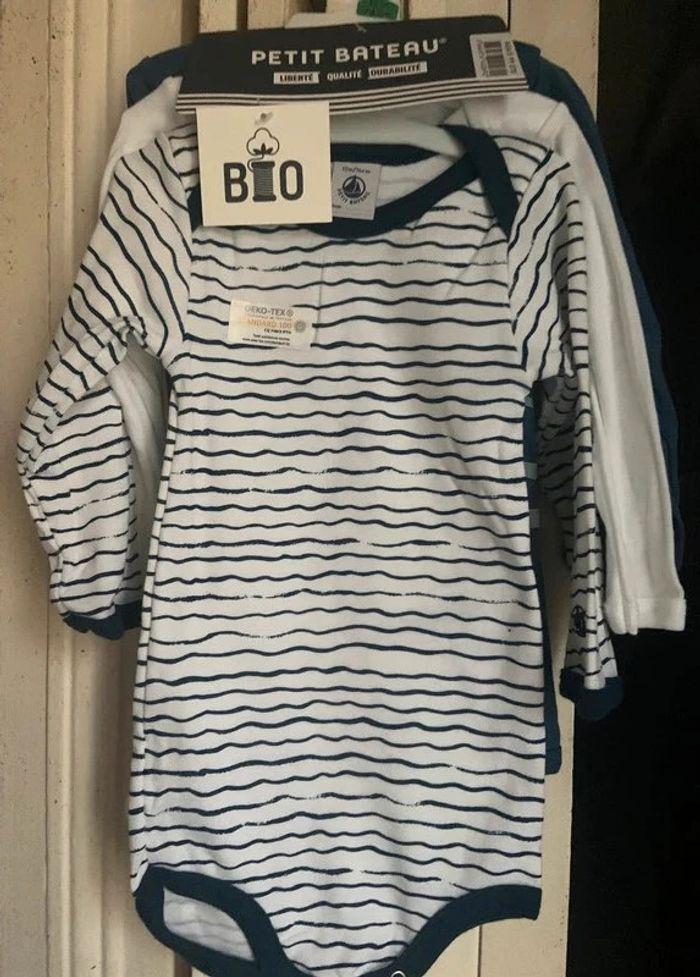 Lot de 3 bodies bleu et blanc Petit bateau 12 mois - photo numéro 1