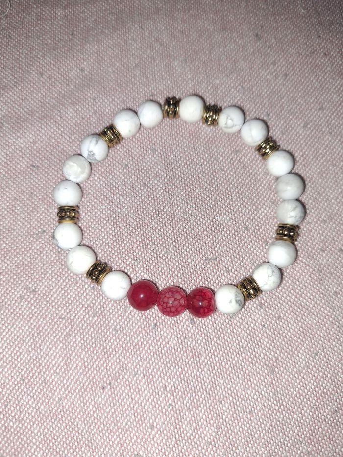 Bracelet elastique en perles  jade rouge et howlite blanc et laiton doré - photo numéro 2