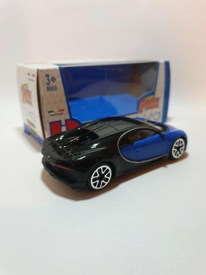 Bugatti Chiron Bleu/Noir 1/43 Burago Street Fire - photo numéro 12