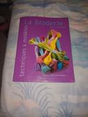 Livre sur la broderie : techniques et modèles