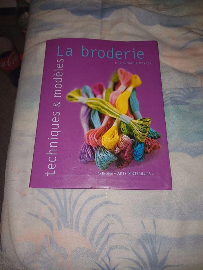 Livre sur la broderie : techniques et modèles - photo numéro 1