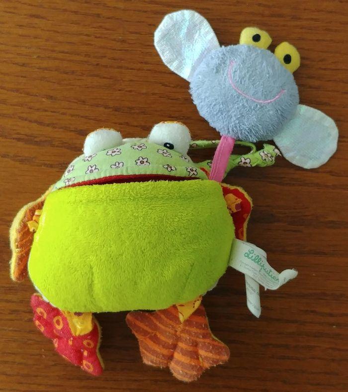 Accessoire peluche grenouille gobant une mouche Lilliputiens - photo numéro 3