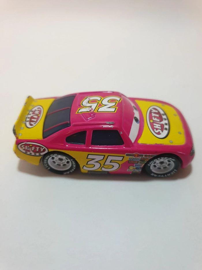 Mattel Voiture Cars Disney/Pixar Kevin racingtire Shifty Drug n°35 Rose/Jaune - 1/55 - photo numéro 5