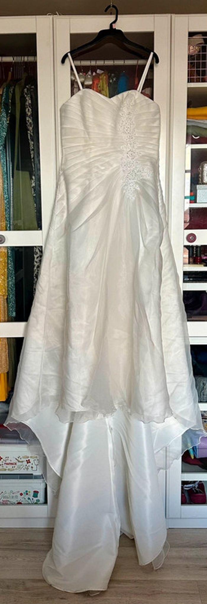 Robe de mariée et son jupon - photo numéro 2