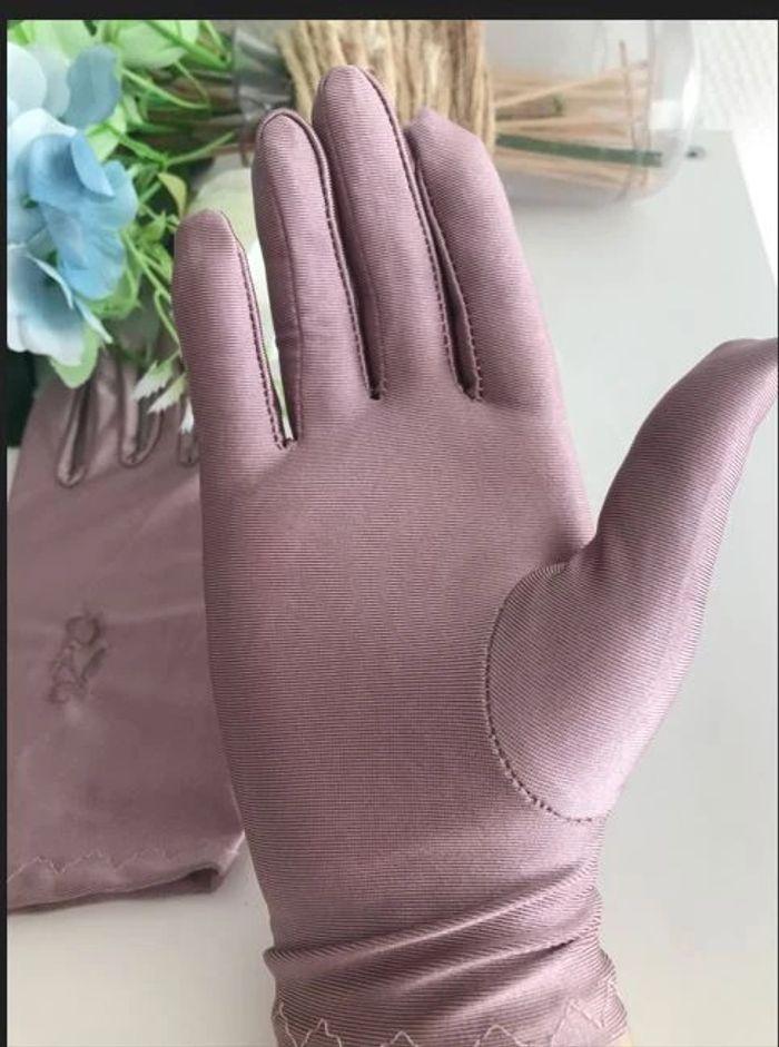 Paire de gants tactiles petite fleur brodée vieux rose🌸 - photo numéro 4