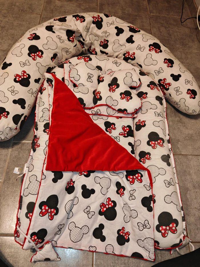 Lot cocoon bébé Disney Mickey minnie + coussins d'assise ou grossesse - photo numéro 2